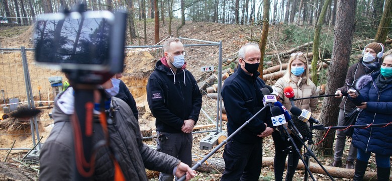 Zbiorowy grób dorosłych i dzieci odkryty na Białołęce. IPN: To ofiary zbrodni niemieckich [ZDJĘCIA]