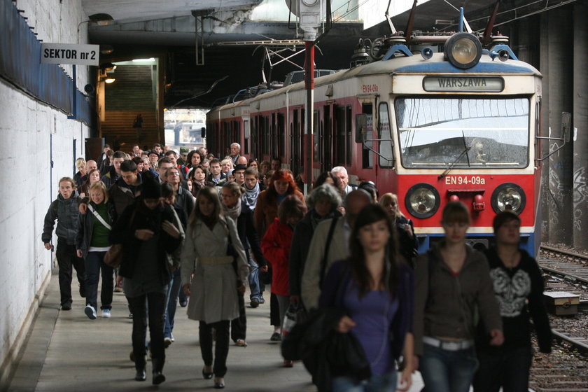 W wakacje nie pojedziesz WKD. Kolejarze rozpoczynają remont torów