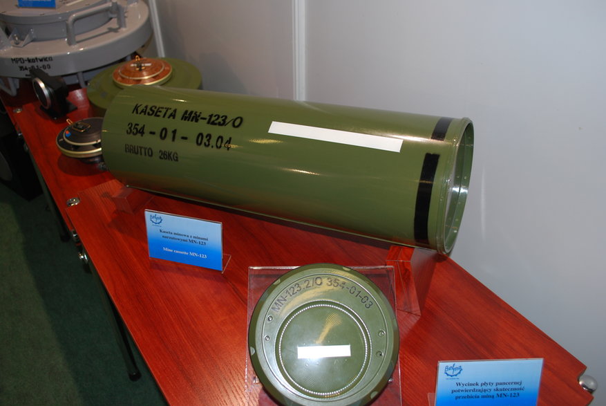 Cylindryczna kaseta minowa mieszcząca pięć min narzutowych MN-123