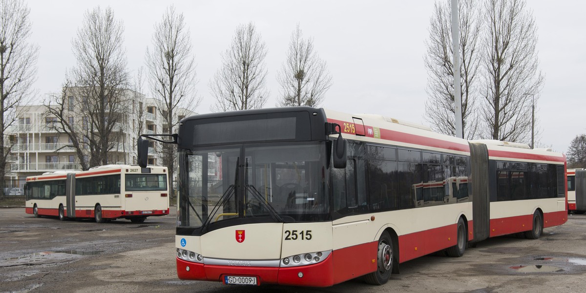 Zwrócił uwagę w autobusie. Złamano mu nos