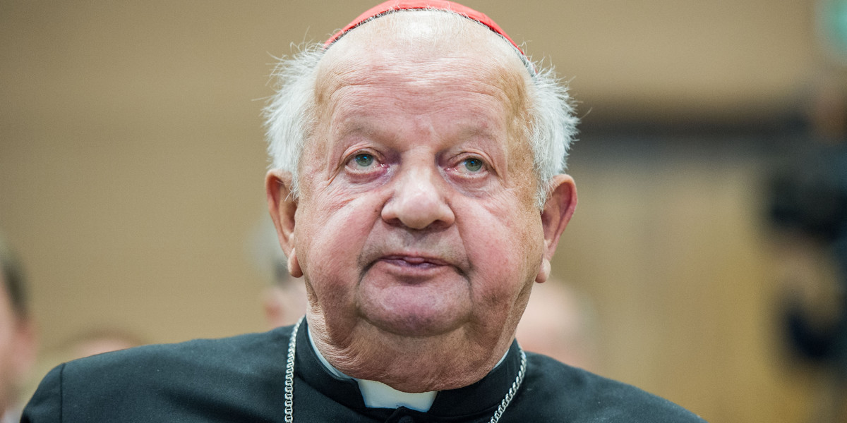 Kardynał Stanisław Dziwisz może nie być zadowolony z obrazu, którego stał się bohaterem . 