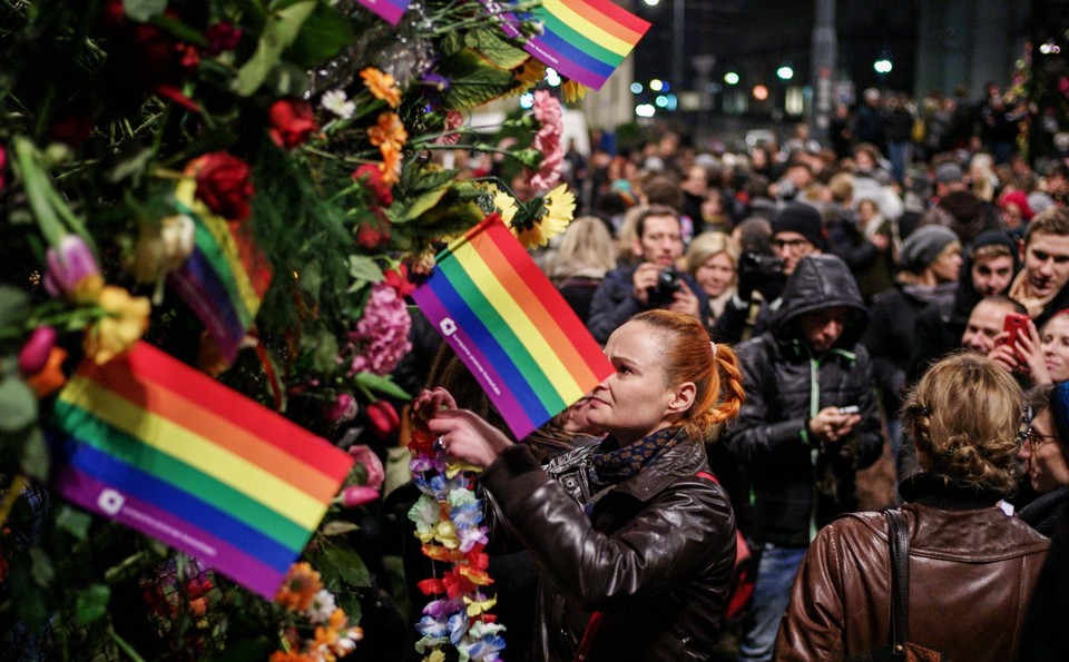 WARSZAWA PLAC ZBAWICIELA TĘCZA HAPPENING NIEWZRUSZENI