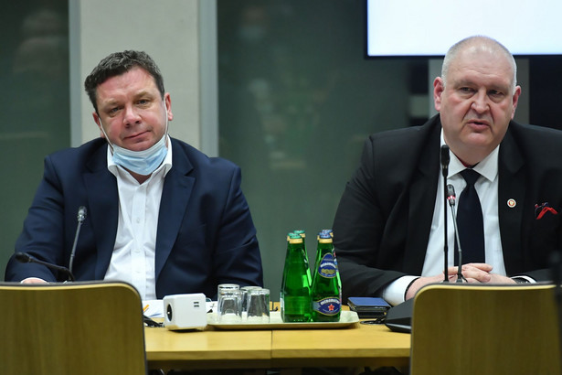 Wiceminister sprawiedliwości Michał Wójcik (L) i prokurator Bogdan Święczkowski (P)