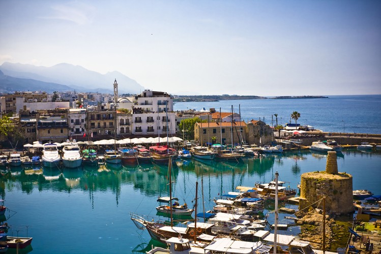 Wiek emerytalny na Cyprze wynosi <b>63 lata (po 33 latach pracy) i 65 lat (po 15 latach pracy)<b> dla kobiet i mężczyzn.