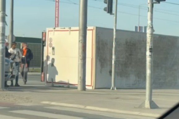 (VIDEO) DRAMA U NOVOM BEOGRADU Kamion se prevrnuo nasred puta kod BAS stanice, saobraćaj usporen