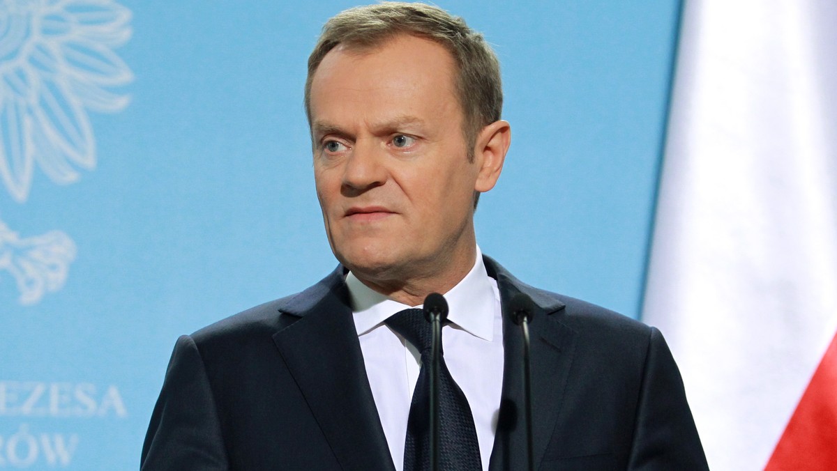 Premier Donald Tusk spotka się jutro z członkami komisji Jerzego Millera, która badała przyczyny katastrofy smoleńskiej. Po spotkaniu premier podejmie decyzję w sprawie ewentualnego wznowienia prac komisji. - Pojawiły się nowe słowa, które raczej potwierdzają tezę, że w kabinie znajdowały się osoby, które w normalnej procedurze nie powinny się tam znaleźć. W jakimś sensie zatem ekspertyza krakowska raczej wzmacnia to przekonanie, jakie wyraziła komisja Millera o tym, że nie zachowano wszystkich procedur, w tym tych dotyczących osób postronnych w kabinie - ocenił premier podczas konferencji prasowej.