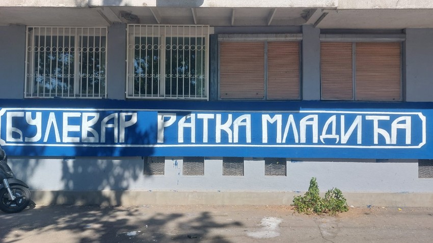 Natpis ‘’Bulevar Ratka Mladića’’ osvanuo u Novom Sadu