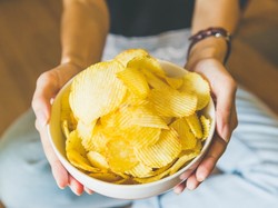 Pyszne, ale… uzależniające. Dlaczego tak często sięgamy po słone przekąski?