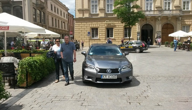 Prezydencki Lexus stoi zaparkowany na płycie Rynku Głównego i na coś czeka, fot. Fanpejdż Rynek Główny - Salon Europy