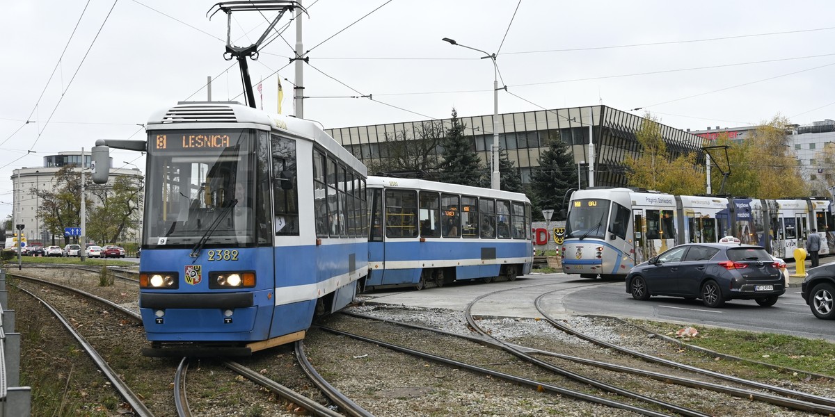 Rozpoczyna się drugi etap remontu przy placu Jana Pawła II. W związku z tym od poniedziałku, 8 listopada zmienią się trasy kursowania wielu tramwajów i autobusów. 