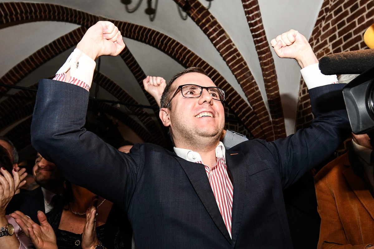 Przemysław Czarnecki podczas wieczoru wyborczego we wrocławskim sztabie PiS. Zdjęcie archiwalne z 2019 roku
