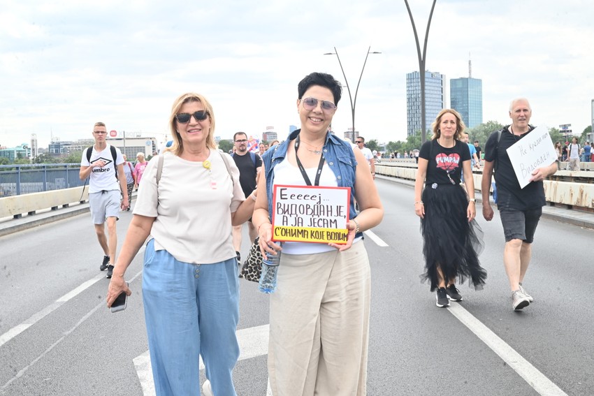 Studenti i građani idu ka centru grada