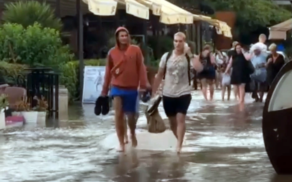 U Igalu su turisti hodali u poplavnoj vodi