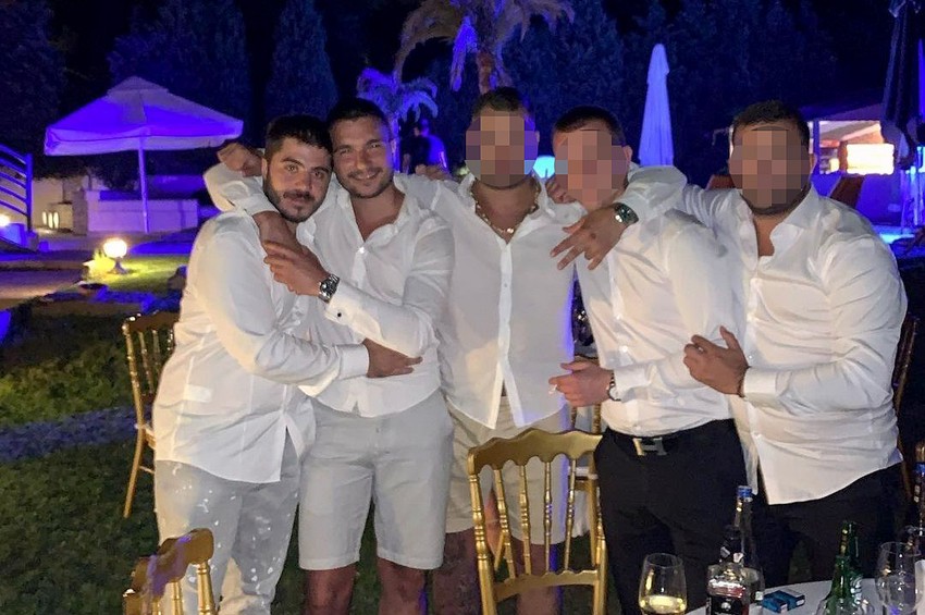 Luka Perenčević (skroz levo) s prijateljima