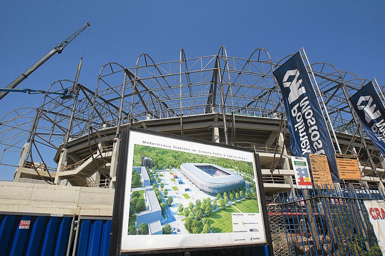 W 1988 roku na stadionie w Zabrzu zainstalowano dużą tablicę świetlną, która służyła temu obiektowi przez 10 lat. Na zdj. Zabrze. Budowa stadionu klubu sportowego ' Górnik Zabrze'.