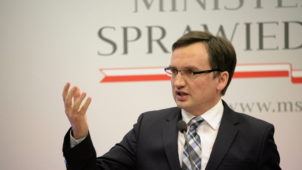 Minister sprawiedliwości Zbigniew Ziobro zapowiedział, że w poniedziałek zostanie powołany zespół prokuratorów do sprawy śledztwa smoleńskiego. Zespołowi będzie przewodniczyć zastępca prokuratora generalnego Marek Pasionek, a w skład wejdą doświadczeni prokuratorzy z całego kraju - poinformował.