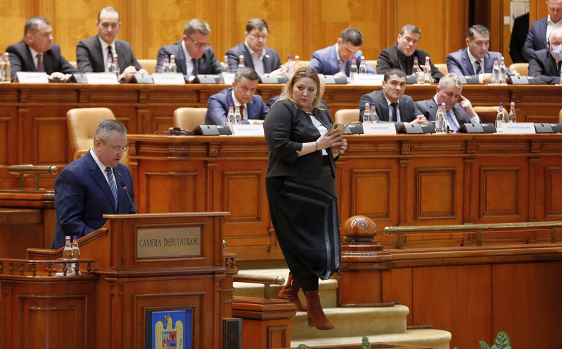 Diana Sosoaca przechadza się po sali obrad rumuńskiego parlamentu i nagrywa swoich kolegów tuż po transmisji orędzia Wołodymyra Zełenskiego. Bukareszt, 4 kwietnia 2022 r.