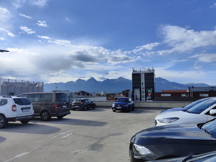 Z parkingu centrum handlowego rozpościera się widok na tatrzańskie szczyty