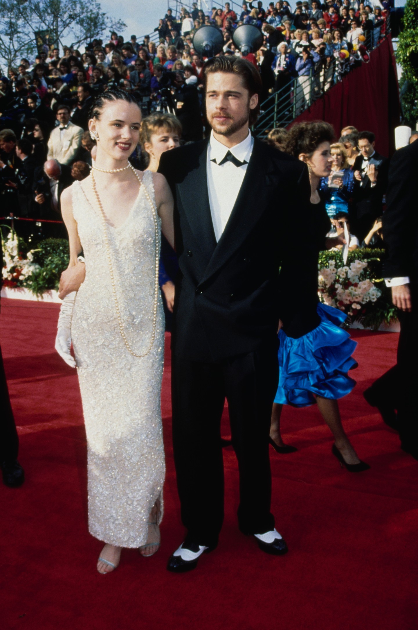 1992 – Juliette Lewis ruhája a flapper stílus modern értelmezése. Ez a stílus a ’20-as évek divatjának egyik meghatározó irányzata volt, amely a modern, független és lázadó nő szimbólumává vált. A gazdagon díszített ruha, csillogó gyöngyökkel és flitterekkel, különleges fényt adott megjelenésének. A színésznő stílusa nemcsak figyelemfelkeltő volt, hanem tükrözte a ’90-es évek alternatív divatját is.