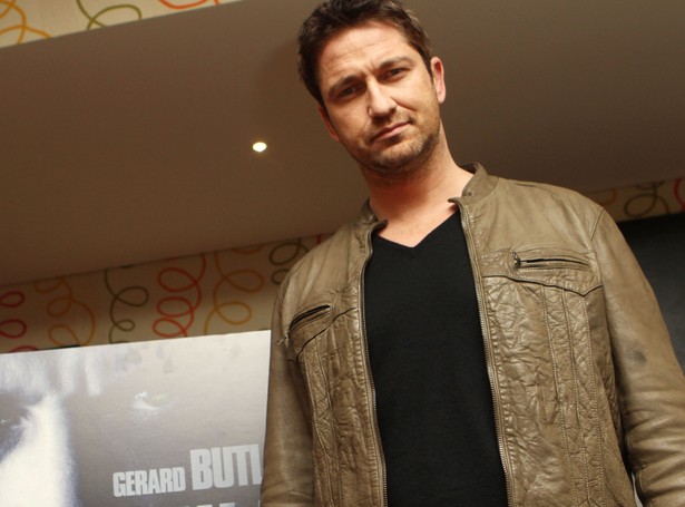 Gerard Butler trenuje małych piłkarzy