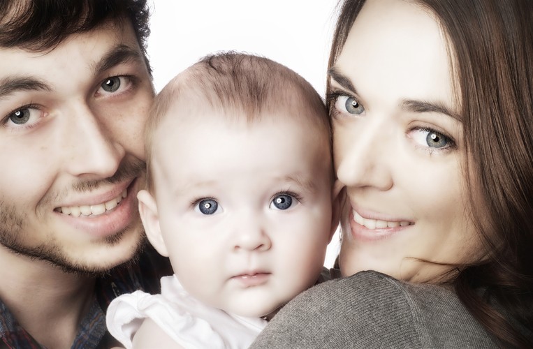 Ile wynosi zasiłek?<BR><BR>

Wysokość zasiłku wyliczana jest przez ZUS lub płatnika składek i wynosi 80 proc. podstawy wymiaru zasiłku. Dla pracowników za podstawę uznaje się przeciętne miesięczne wynagrodzenie, a dla pozostałych osób przeciętny miesięczny przychód, zgodnie z ostatnimi 12 miesiącami.