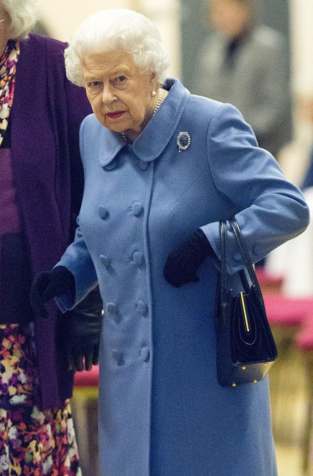 Królowa Elżbieta II w jasnoniebieskim płaszczu