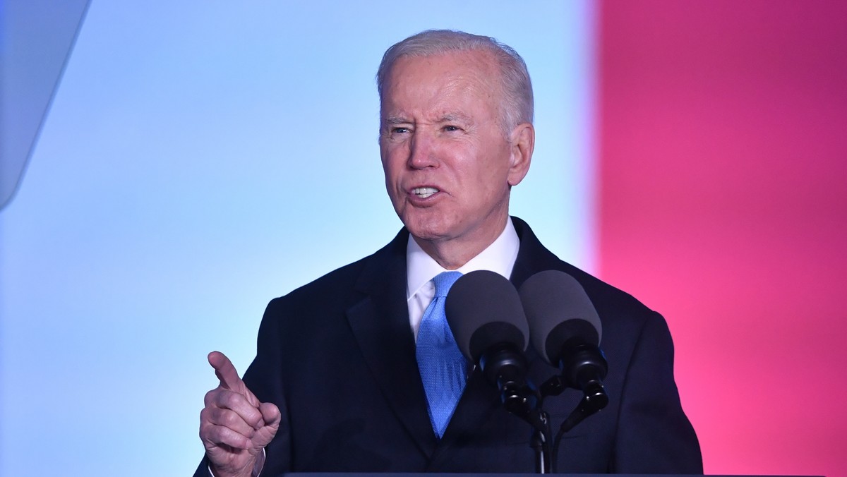 Prezydent USA Joe Biden przemawia na dziedzińcu Zamku Królewskiego