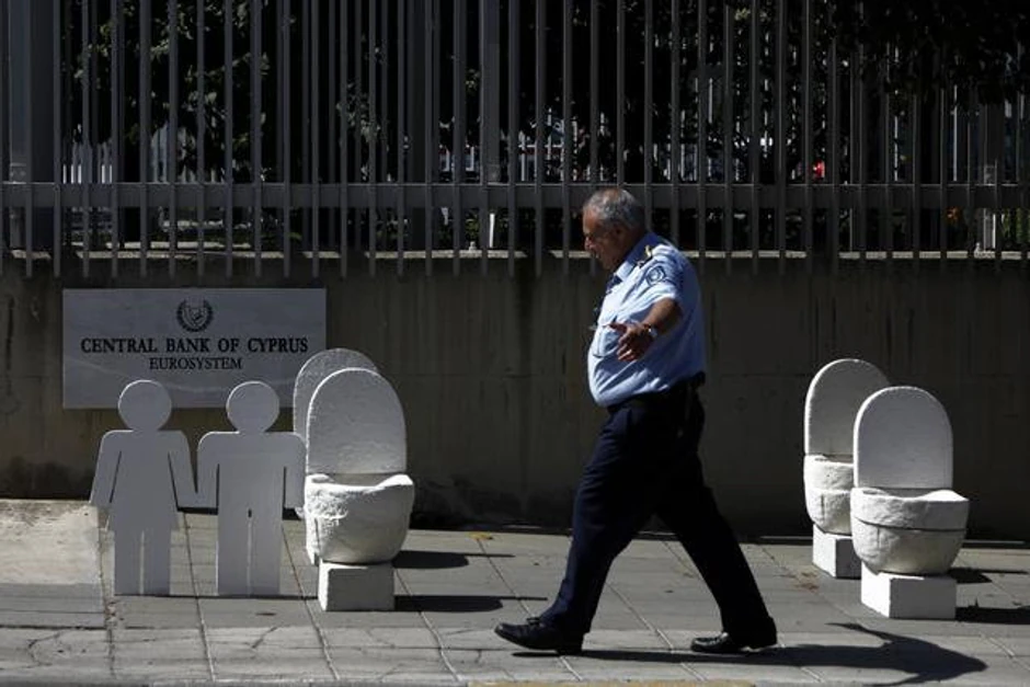 Kiparski policajac gleda instalaciju