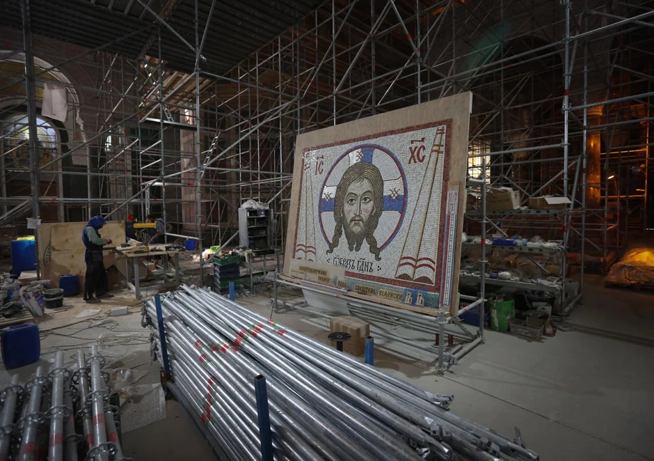 Mozaik je od lomljenog stakla, i to ne slučajno, uz posebnu svetlost stvaraće se utisak da se likovi svetaca pokreću