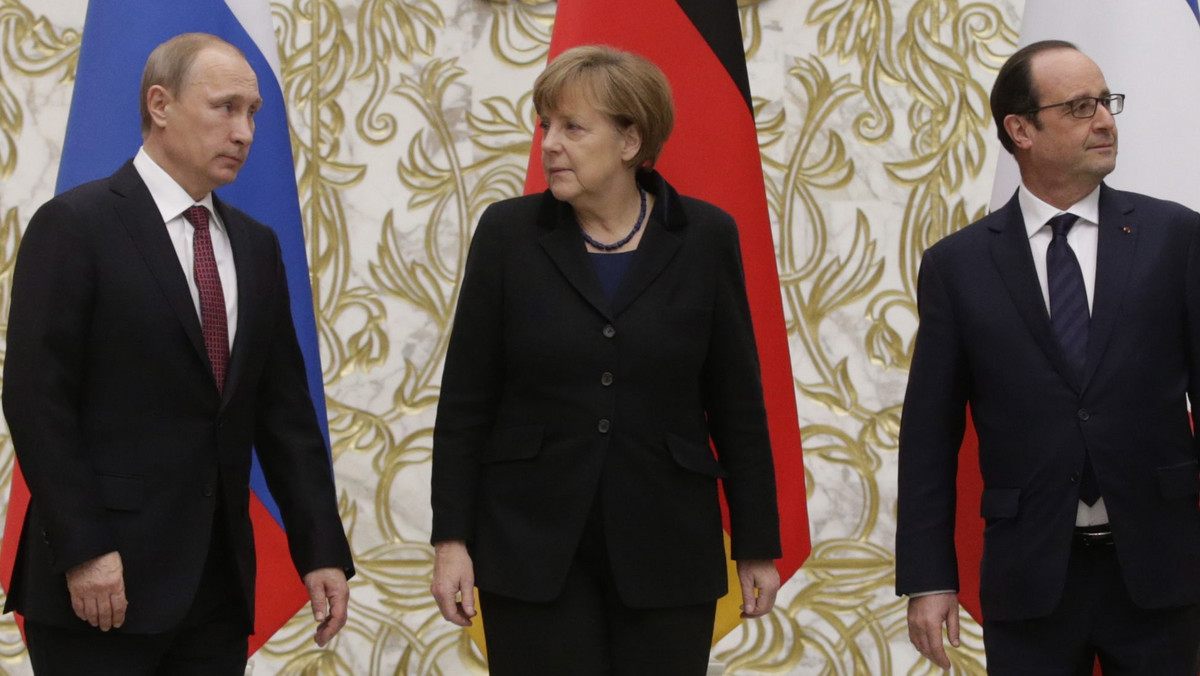 W rozmowie telefonicznej prezydenci Rosji i Francji, Władimir Putin i Francois Hollande, oraz kanclerz Niemiec Angela Merkel potwierdzili konieczność respektowania rozejmu na wschodzie Ukrainy - poinformował wieczorem Pałac Elizejski.