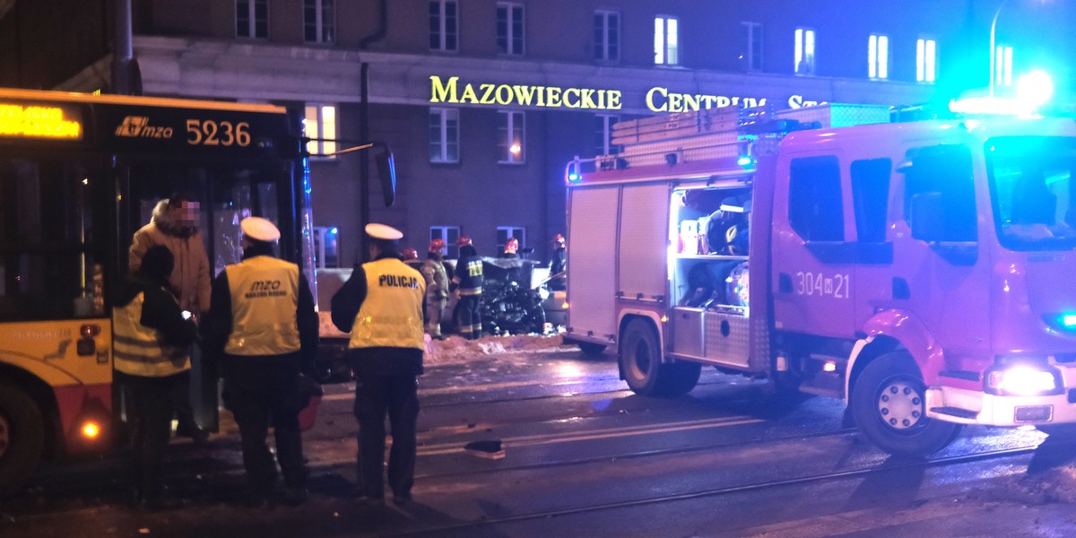 Tragiczny wypadek w Warszawie. Nie żyje kierowca