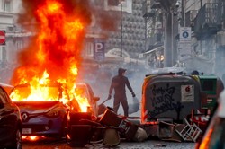 Neapol w ogniu. Pseudokibice zmienili miasto w pole bitwy [FOTO]