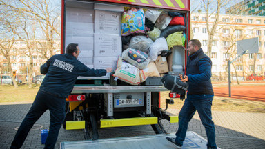 Już ponad 100 transportów z darami przejechało z Warszawy do Ukrainy