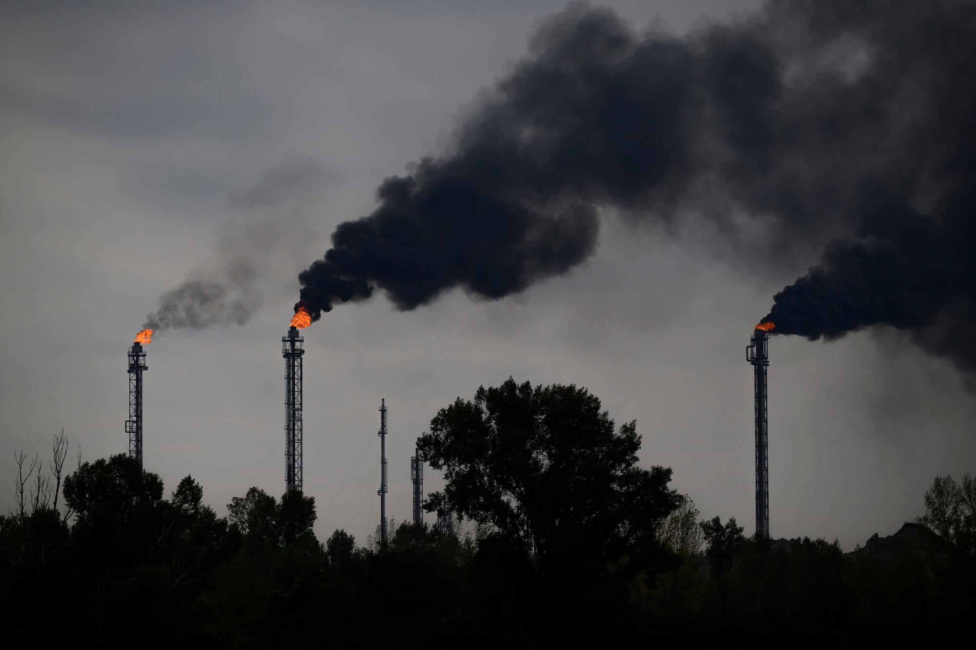 Oheň a dym z horákov rafinérie Slovnaft, ktorá musela pre výpadok elektriny odstaviť viacero výrobných jednotiek.