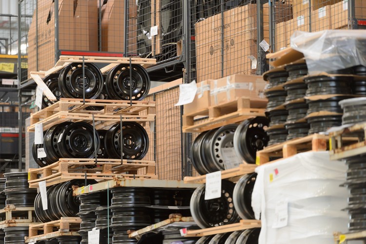 Obecnie komornickie centrum magazynowe rozsyła ok. 65 tys. różnych części i akcesoriów. <br><br> fot.  (jk/mr) PAP/Jakub Kaczmarczyk