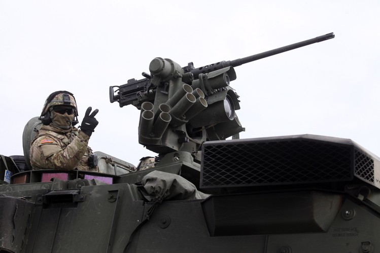 Amerykańscy żołnierze i ich Strykery stanowią skład 2. Pułku Kawalerii US Army. Ostatni kwartał spędzili na manewrach na Litwie, Łotwie i w Estonii. W sumie przez Polskę do Czech przejedzie blisko 90 wozów opancerzonych w barwach amerykańskiej armii. <br><br>fot. (mr) PAP/Artur Reszko