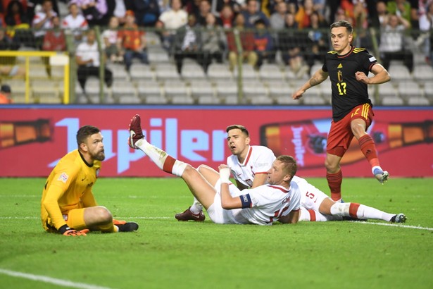 Piłkarze reprezentacji Polski Bartłomiej Drągowski (L), Jan Bednarek (2L) i Kamil Glik (2P) oraz Leandro Trossard (P) z Belgii podczas meczu Ligi Narodów w Brukseli