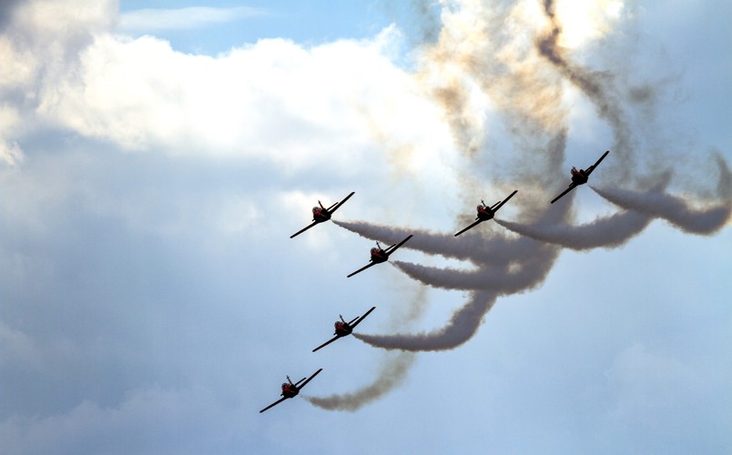 Pokaz hiszpańskiej grupy Patrulla Aguila podczas Międzynarodowych Pokazów Lotniczych Air Show 2015 w Radomiu  <br><br>fot. (mr) PAP/Michał Walczak