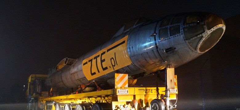 Nocny transport słynnego bombowca odrzutowego polskiej armii. Mamy ZDJĘCIA z operacji
