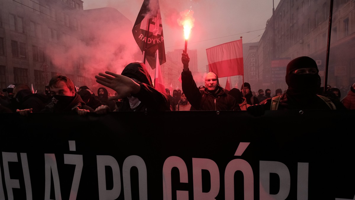 11.11.2020 Warszawa. Marsz Niepodległości. W związku z zakazem organizacji przemarszu - ze względu na epidemie koronawirusa - marsz zaplanowano w formie przejazdu prywatnymi autami i motocyklami na trasie rondo Dmowskiego - rondo Waszyngtona i z powrotem. Mimo zakazu w marszu udział wzięli także piesi , którzy przeszli na błonia Stadionu Narodowego. Fot. Sławomir Kamiński / Agencja Wyborcza.pl