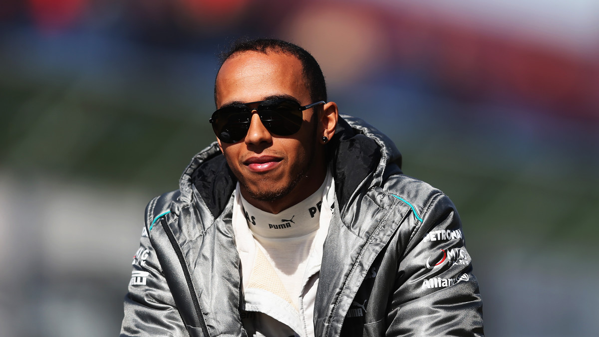 Lewis Hamilton, brytyjski kierowca Formuły 1, nigdy nie ukrywał swojej drugiej pasji, jaką jest muzyka. Kierowca niedawno miał okazję, by sprawdzić swoje możliwości, ale chyba stwierdził, że nie jest wystarczająco dobry. W ostatniej rozmowie z "The Sun" Brytyjczyk przyznał, że raperem nie zostanie.