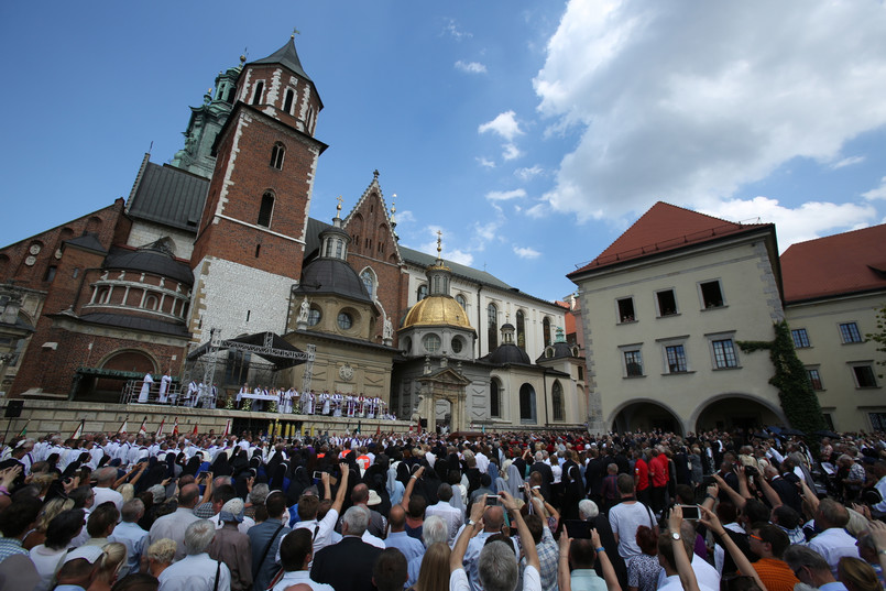 Msza św. pogrzebowa została odprawiona pod przewodnictwem kard. Dziwisza na placu przed Katedrą na Wawelu. Odprawiali ją z nim liczni przedstawiciele duchowieństwa: kardynałowie, arcybiskupi i biskupi. W uroczystości wzięły udział najwyższe władze państwowe: prezydent Andrzej Duda z małżonką, premier Beata Szydło, a także najbliższa rodzona zmarłego i tłumy wiernych. Wśród zgromadzonych byli też liczni senatorowie, posłowie oraz władze województwa małopolskiego i miasta Krakowa.