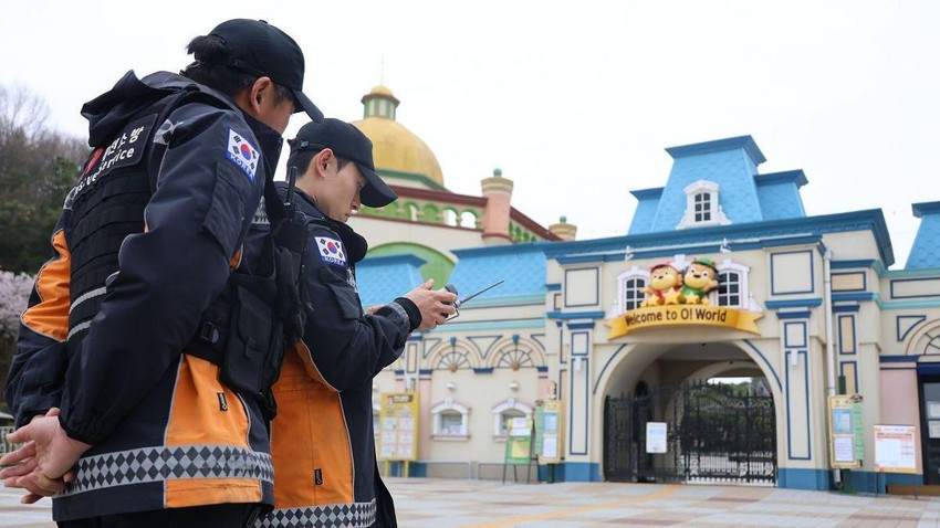 Stotine ljudi, među kojima i vatrogasci i policajci, tragaju za vukom | Foto: YONHAP/EPA/Shutterstock