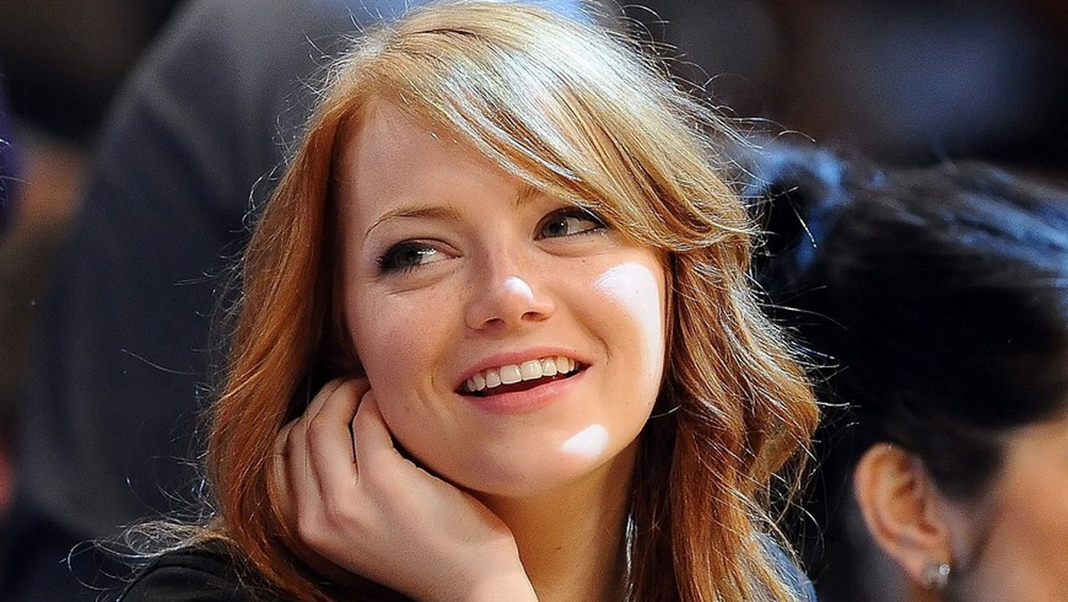 Emma Stone dysponowała inteligencją i wyczuciem stylu, co pozwoliło jej w pełni oddać bystrość i pewną naiwność granej przez nią bohaterki - komplementuje aktorkę reżyser filmu "Służące".