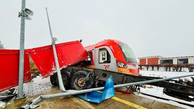 zderzenie ciężarówki z pociągiem. kierowca w ostatniej chwili uniknął śmierci