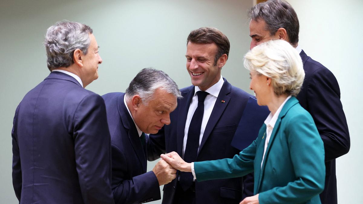 Szczyt przywódców Unii Europejskiej. Od lewej: premier Włoch Mario Draghi, premier Węgier Viktor Orbán, prezydent Francji Emmanuel Macron, premier Grecji Kyriakos Mitsotakis i przewodnicząca Komisji Europejskiej Ursula von der Leyen, Bruksela, 21 października 2022 r.