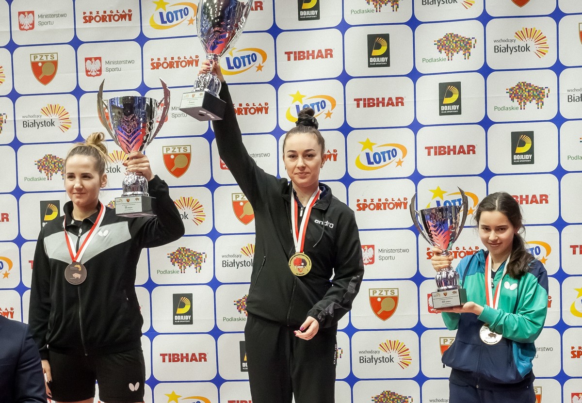 Od lewej: zdobywczyni srebrnego medalu Paulina Krzysiek, zwyciężczyni Natalia Bajor i zdobywczyni brązowego medalu Wiktoria Wróbel, na podium podczas mistrzostw Polski w tenisie stołowym