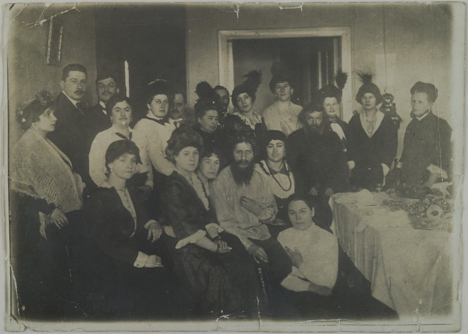 3. Rasputin w Petersburgu w 1914 roku, otoczony przez grono swoich wielbicieli. (domena publiczna)