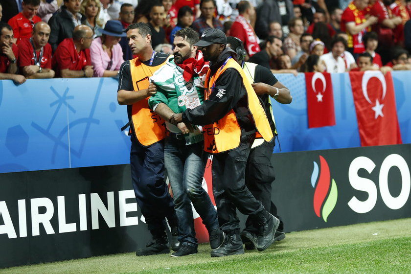 Euro 2016: Kibic wtargnął na boisko w trakcie meczu Turcja - Hiszpania