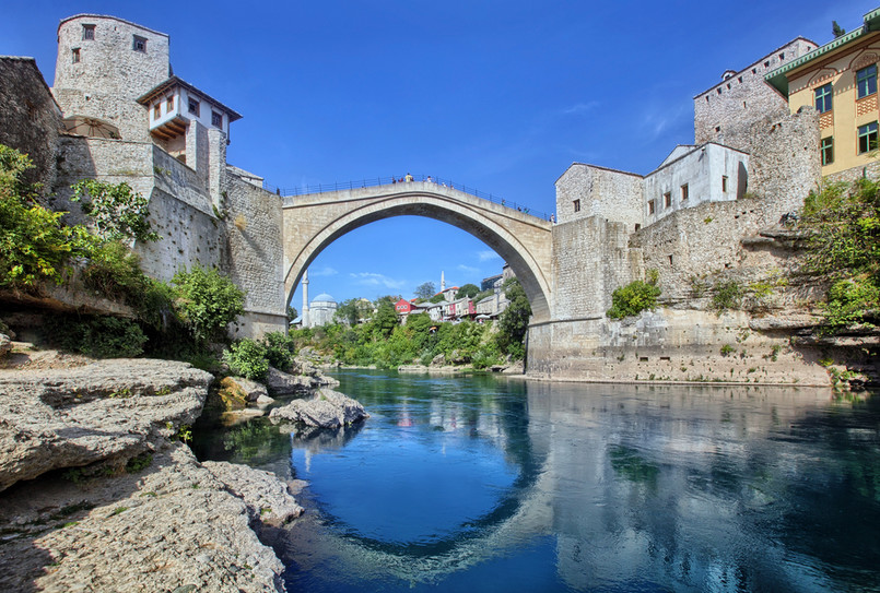 Mostar Zdecydowanie najbardziej malownicze miasto w całej Bośni i Hercegowinie. Widoczny na zdjęciu Stary Most (odbudowany w 2004 roku) łączy niegdyś skłócone dzielnice: Chorwacką oraz Boszniacką. W okresie letnim podziwiać możemy śmiałków, którzy przy odpowiednim dopingu zgromadzonej publiki skaczą z mostu do zimnej rzeki Neretwy.